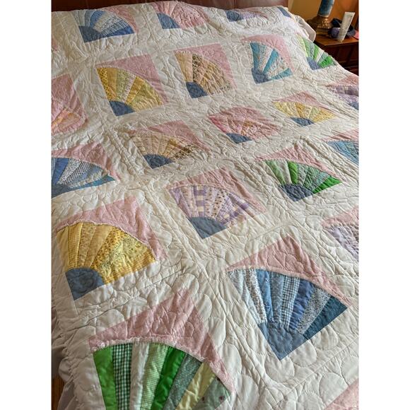Vintage Grandmother's Fan Quilt Handmade Handstitched Beautiful Pastel Cottage - Picture 4 of 16
